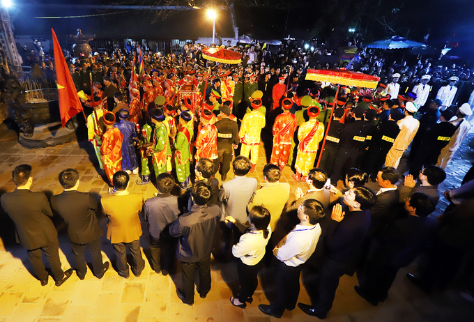 Dòng người xô nhau xoa tiền cầu may sau khai ấn đền Trần